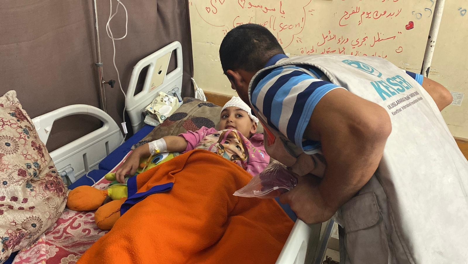 HASTANEDE YARALANAN ÇOCUKLARI MUTLU ETMEYE DEVAM EDİYORUZ