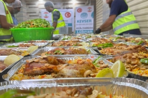 LÜBNAN'A SICAK YEMEK DAĞITIMI