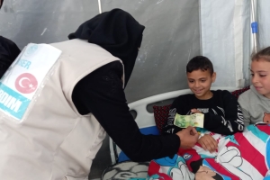 GAZZE HASTANELERDE ZEKAT VE NAKDİ YARDIM