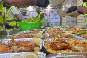 LÜBNAN'A SICAK YEMEK DAĞITIMI