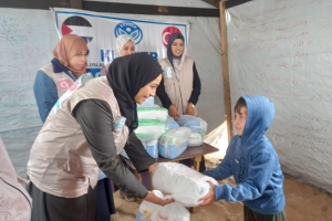 YARDIMLAR DAĞITILIRKEN