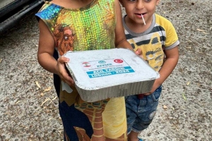 LÜBNAN'A SICAK YEMEK DAĞITIMI