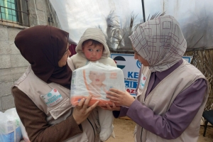 YARDIMLAR DAĞITILIRKEN