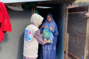 TEMEL İTİYAÇ MALZEMELERİ DAĞITILIRKEN