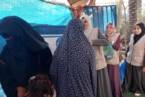 TEMEL İTİYAÇ MALZEMELERİ DAĞITILIRKEN