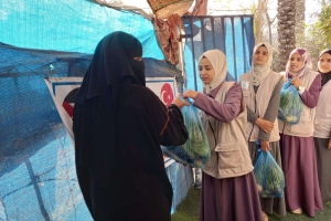 TEMEL İTİYAÇ MALZEMELERİ DAĞITILIRKEN