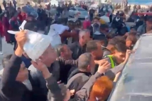 GAZZE'NİN KUZEY YOLUNDA YERİNDEN EDİLMİŞ HALKA YEMEK YARDIMI DAĞITILIYOR.