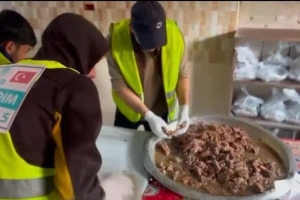 GAZZE'NİN KUZEY YOLUNDA YERİNDEN EDİLMİŞ HALKA YEMEK YARDIMI DAĞITILIYOR.