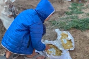 GAZZE'NİN KUZEY YOLUNDA YERİNDEN EDİLMİŞ HALKA YEMEK YARDIMI DAĞITILIYOR.