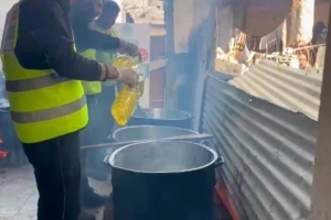 GAZZE'NİN KUZEY YOLUNDA YERİNDEN EDİLMİŞ HALKA YEMEK YARDIMI DAĞITILIYOR.