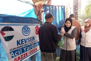 TEMEL İTİYAÇ MALZEMELERİ DAĞITILIRKEN