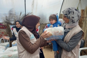 YARDIMLAR DAĞITILIRKEN