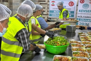 LÜBNAN'A SICAK YEMEK DAĞITIMI