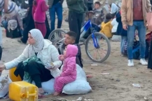 GAZZE'NİN KUZEY YOLUNDA YERİNDEN EDİLMİŞ HALKA YEMEK YARDIMI DAĞITILIYOR.