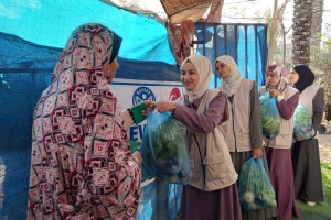 TEMEL İTİYAÇ MALZEMELERİ DAĞITILIRKEN