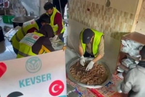 GAZZE'NİN KUZEY YOLUNDA YERİNDEN EDİLMİŞ HALKA YEMEK YARDIMI DAĞITILIYOR.