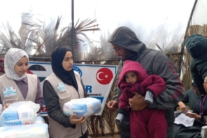 YARDIMLAR DAĞITILIRKEN