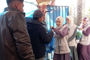 TEMEL İTİYAÇ MALZEMELERİ DAĞITILIRKEN