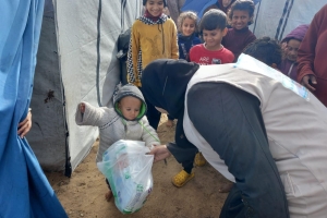 YARDIMLAR DAĞITILIRKEN