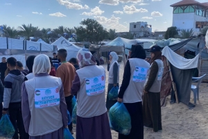 TEMEL İTİYAÇ MALZEMELERİ DAĞITILIRKEN