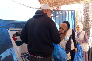 TEMEL İTİYAÇ MALZEMELERİ DAĞITILIRKEN