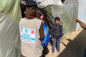 TEMEL İTİYAÇ MALZEMELERİ DAĞITILIRKEN