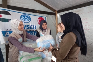 YARDIMLAR DAĞITILIRKEN