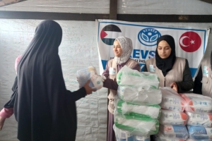 YARDIMLAR DAĞITILIRKEN