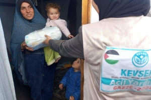 YARDIMLAR DAĞITILIRKEN