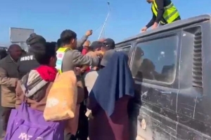 GAZZE'NİN KUZEY YOLUNDA YERİNDEN EDİLMİŞ HALKA YEMEK YARDIMI DAĞITILIYOR.