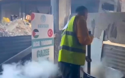 GAZZE'NİN KUZEY YOLUNDA YERİNDEN EDİLMİŞ HALKA YEMEK YARDIMI DAĞITILIYOR.