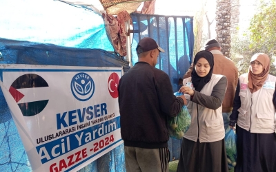 TEMEL İTİYAÇ MALZEMELERİ DAĞITILIRKEN