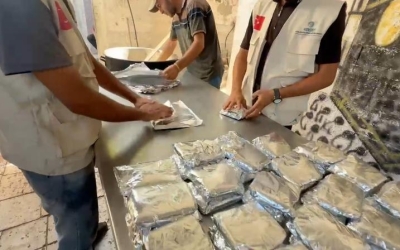 GAZZE HALKINA DÜZENLİ YEMEK DAĞITIMI YAPILMAKTADIR