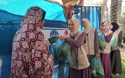 TEMEL İHTİYAÇ MALZEMELERİ DAĞITILIYOR