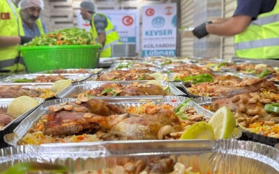 LÜBNAN'A SICAK YEMEK DAĞITIMI