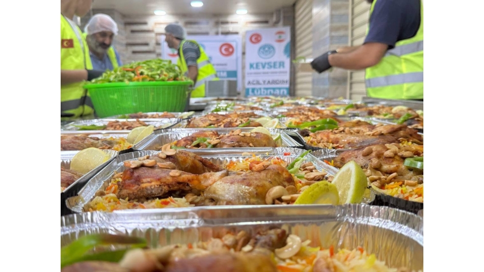 LÜBNAN'A SICAK YEMEK DAĞITIMI